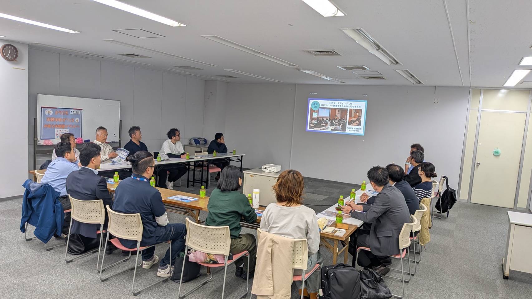 ひらすみ会でテーブルを囲み、地域の仕事について話す参加者